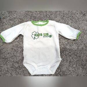 6/$22. 🍀 Kiss me, I'm Irish onesie. Long sleeve. Gender neutral